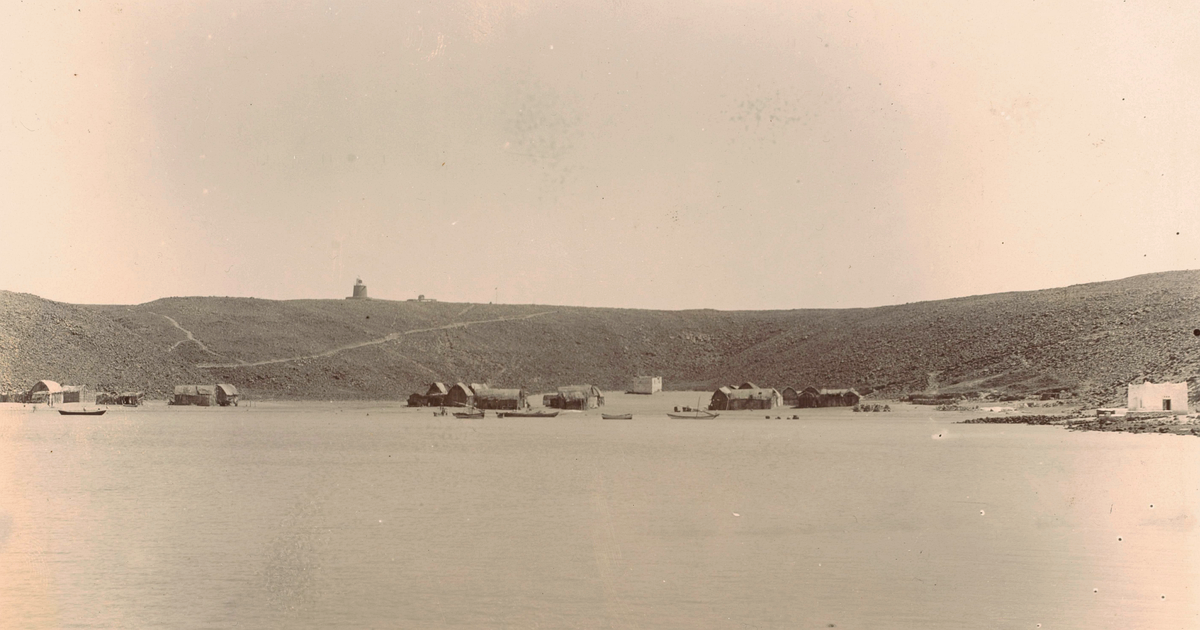 Perim (Mayun) harbour — volcanic ridge, settlement, fishing boats, 1904. Photograph: anonymous / Rijksmuseum RP-F-F16253-A. Public domain / CC0.