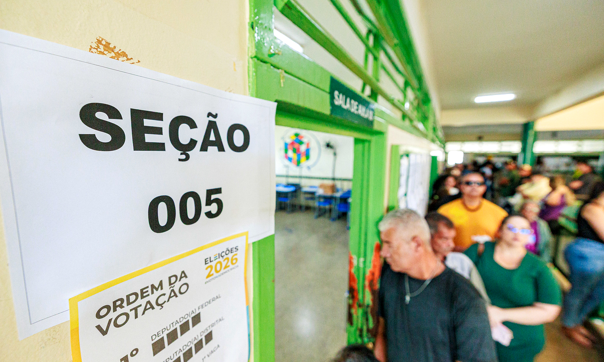 Voters queue in a school corridor beside a sign reading 'Seção 005' and an 'Eleições 2026' voting-order poster, Samambaia Norte, Federal District, 4 October 2026. Photograph: Leobark Rodrigues/Secom/TSE.