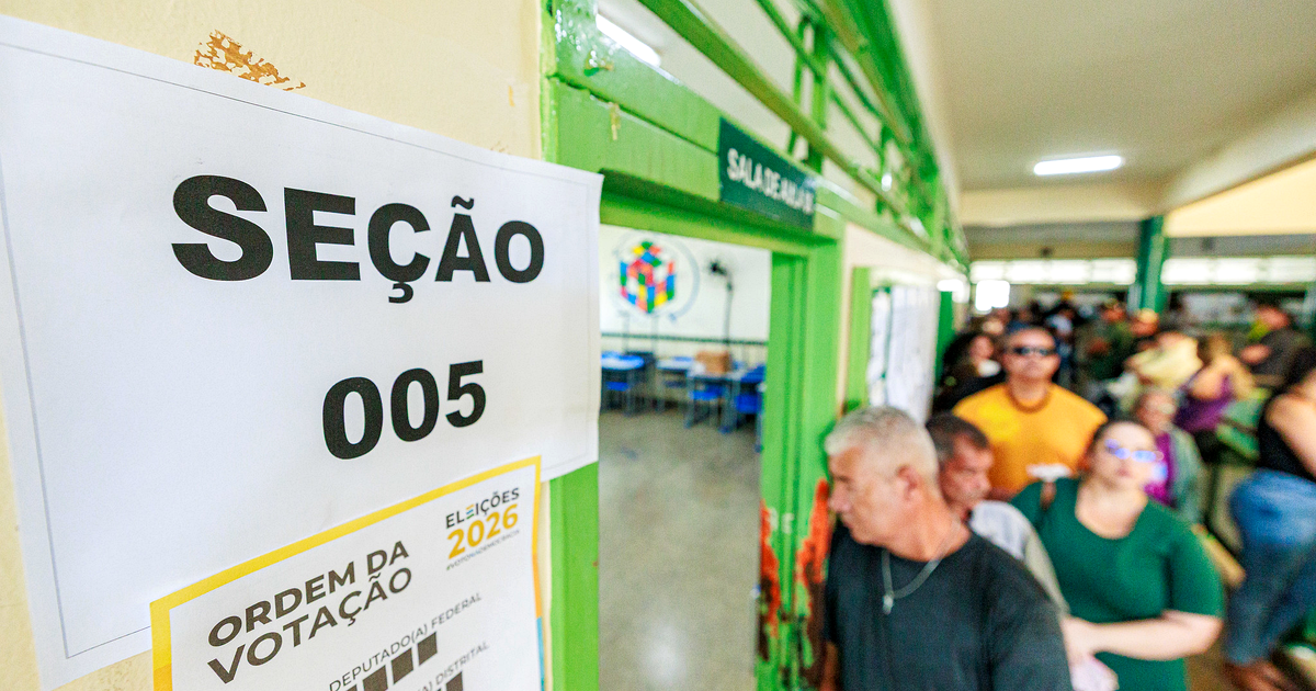 Voters queue in a school corridor beside a sign reading 'Seção 005' and an 'Eleições 2026' voting-order poster, Samambaia Norte, Federal District, 4 October 2026. Photograph: Leobark Rodrigues/Secom/TSE.