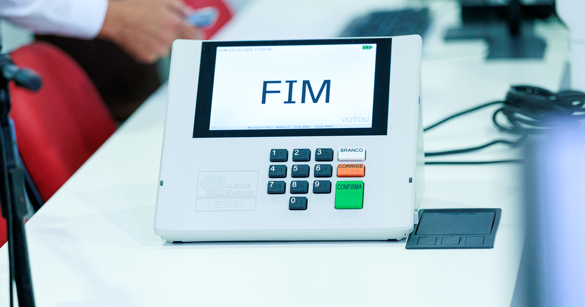 An electronic voting machine screen reads 'FIM' above the keypad, with the date 25/10/2026 at the top of the screen, during an election-day integrity test. Photograph: Leobark Rodrigues/Secom/TSE.
