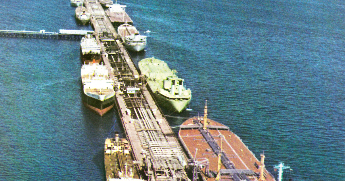 Large tankers loading at Kharg Terminal, offshore Persian Gulf, 1967. Photograph by National Iranian Oil Company. Public domain (PD-Iran).