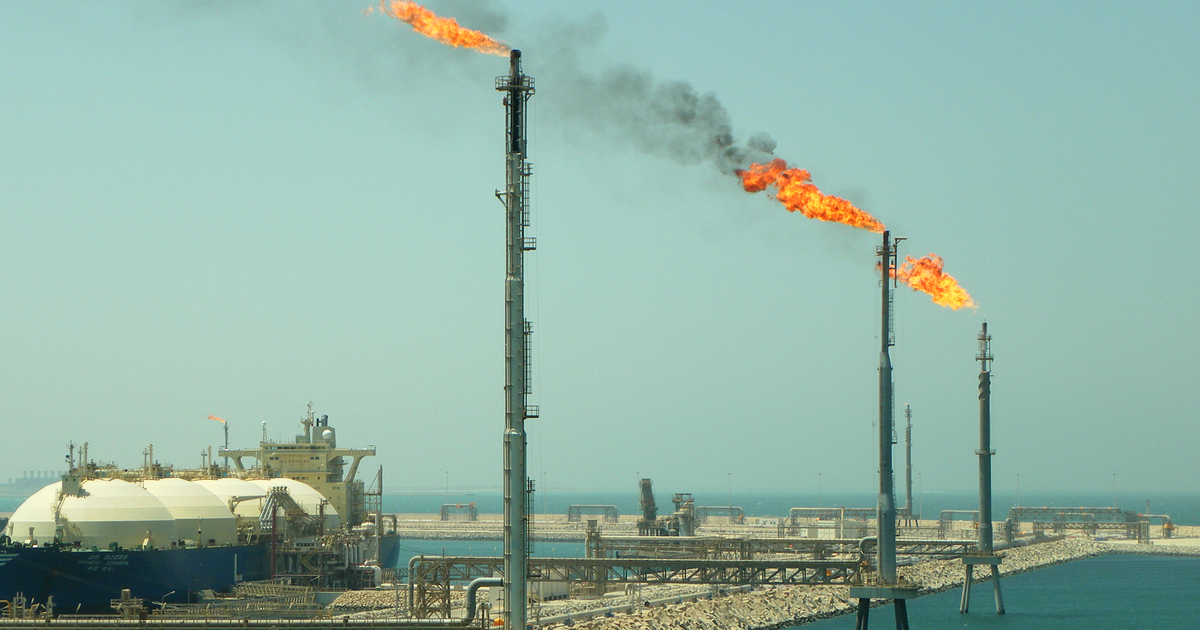 Ras Laffan LNG terminal, Qatar, with an LNG carrier at the jetty. Photograph by Matthew Smith, CC BY 2.0.