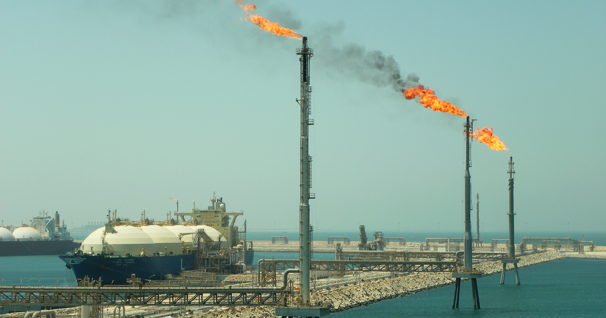 Ras Laffan LNG terminal, Qatar, with an LNG carrier at the jetty. Photograph by Matthew Smith, CC BY 2.0.