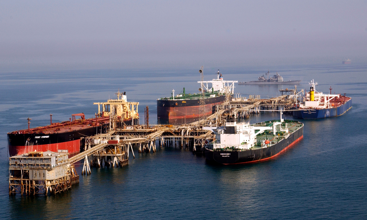 Crude oil tankers moored along the jetties of Iraq's Al Basrah Oil Terminal in the northern Gulf, with a U.S. Navy cruiser on patrol in the background. Photograph: U.S. Navy / Samuel W. Shavers, via Wikimedia Commons, public domain.
