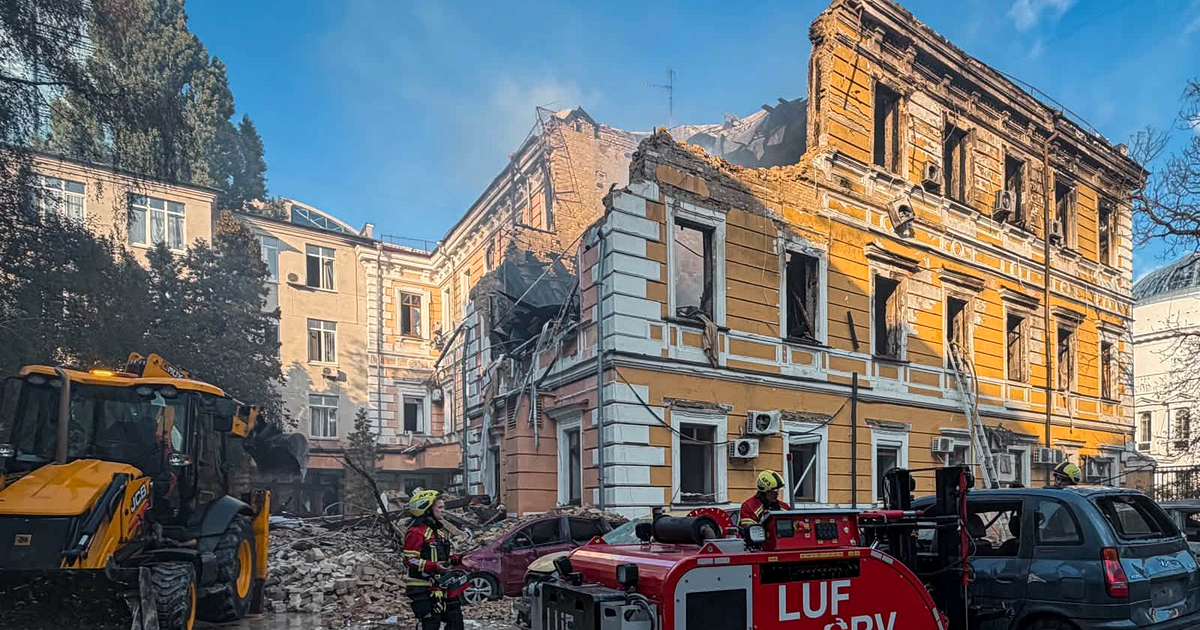 Rescuers and a firefighting robot outside the damaged Presidium building of the National Academy of Sciences of Ukraine in Kyiv, 28 September 2026. State Emergency Service of Ukraine (DSNS) via Wikimedia Commons. CC BY 4.0. Cropped.