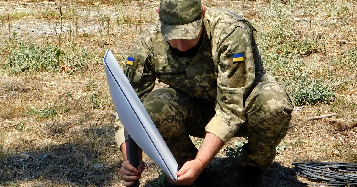 A Ukrainian Support Forces soldier installs a Starlink satellite terminal on the ground (archive photo, July 2022).