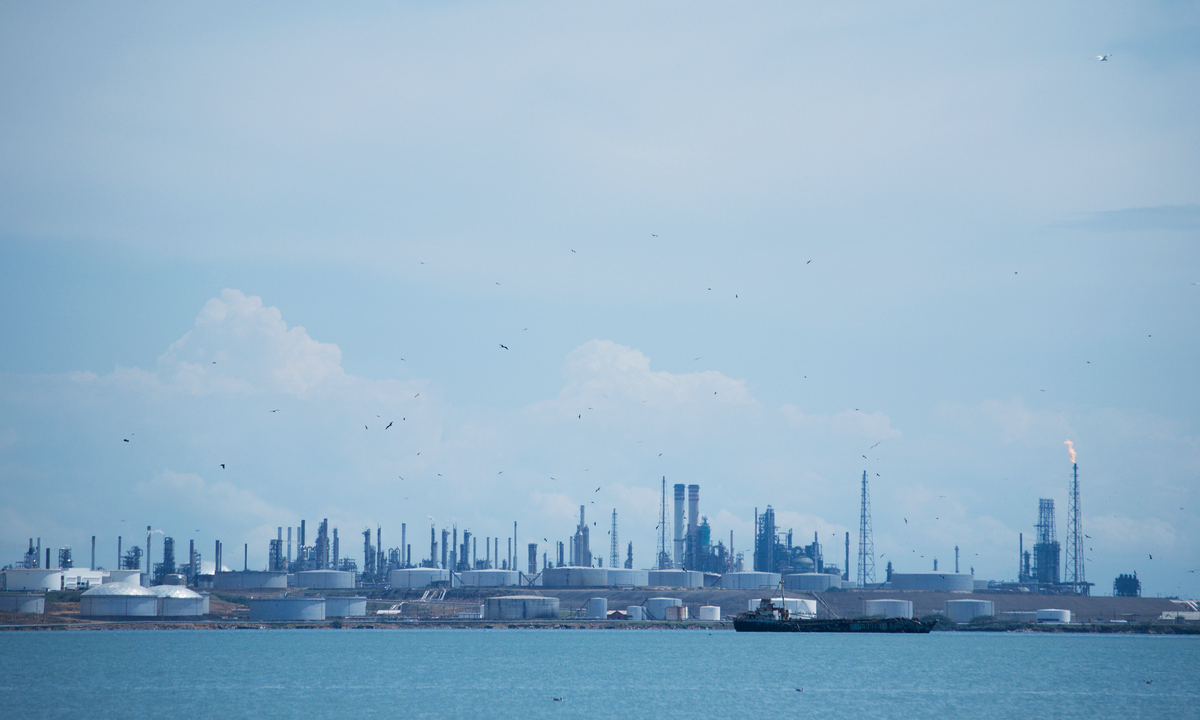 Amuay oil refinery on the Paraguaná Peninsula, Falcón, Venezuela, with tanker and flare. Photograph by Génesis García, Wikimedia Commons, CC BY-SA 3.0.