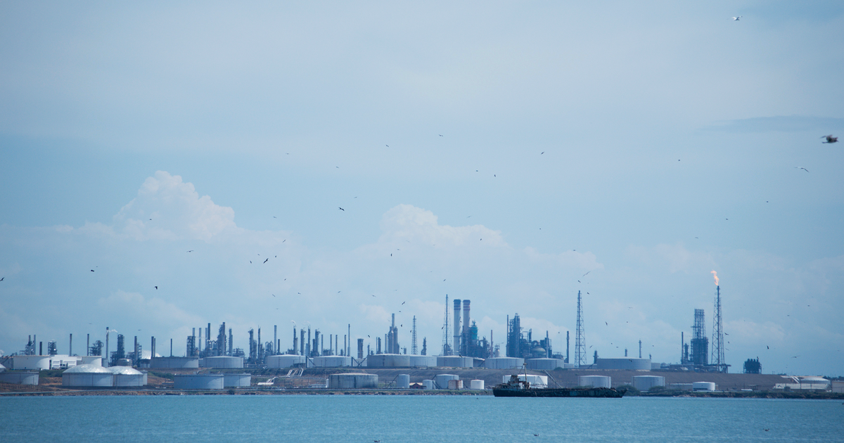 Amuay oil refinery on the Paraguaná Peninsula, Falcón, Venezuela, with tanker and flare. Photograph by Génesis García, Wikimedia Commons, CC BY-SA 3.0.
