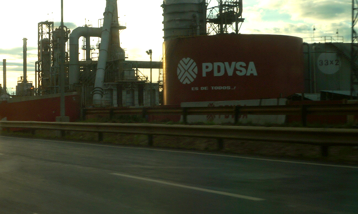 PDVSA tank at El Palito refinery, Carabobo, Venezuela. Photograph by Marive Casimiro, Wikimedia Commons, CC BY-SA 3.0.