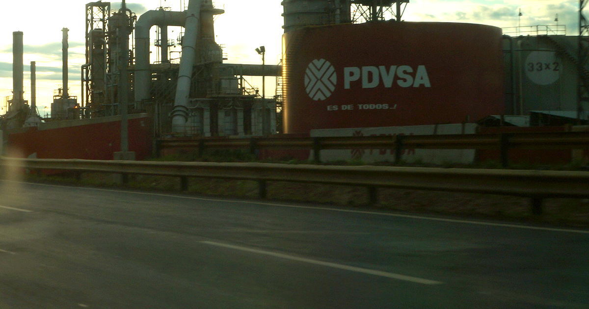 PDVSA tank at El Palito refinery, Carabobo, Venezuela. Photograph by Marive Casimiro, Wikimedia Commons, CC BY-SA 3.0.