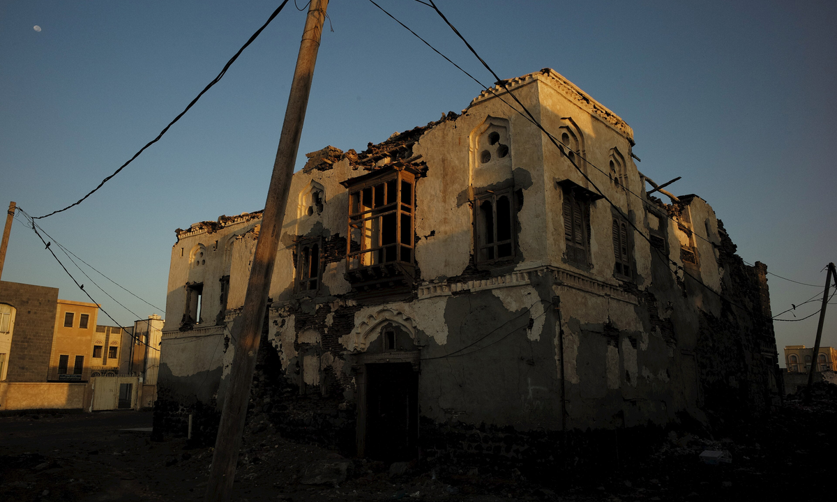 Morning view of Mokha (Mocha), Yemen. Photograph by Julien Harneis / Wikimedia Commons. CC BY-SA 2.0.