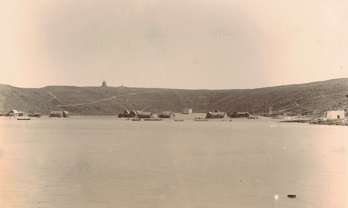 Perim (Mayun) harbour — volcanic ridge, settlement, fishing boats (1904). Anonymous photographer / Rijksmuseum RP-F-F16253-A. Public domain / CC0.